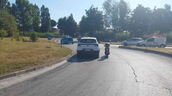 Fano, incidente alla rotatoria di Sant’Orso: donna in scooter trasportata al Santa Croce