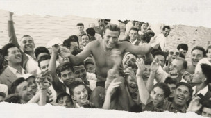 Pesaro rende omaggio ad Angelo Romani: il campione del nuoto torna nella Tomba degli Illustri