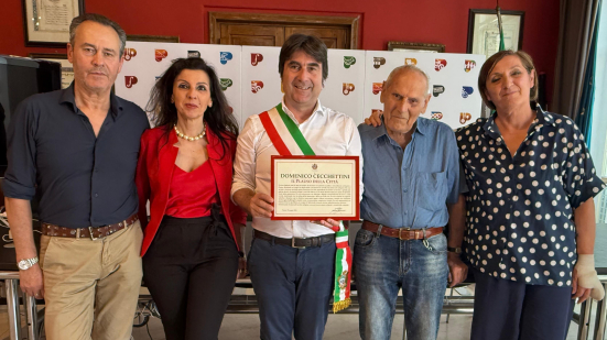 Pesaro, il “Plauso della Città” a Domenico Cecchettini: 65 anni di lavoro e passione per l’arte del calzolaio