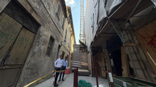 Pesaro, via Mazza riapre al traffico dopo oltre due anni: si rimuove la gru del cantiere di Palazzo Almerici