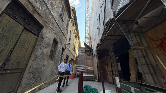 Pesaro, via Mazza riapre al traffico dopo oltre due anni: si rimuove la gru del cantiere di Palazzo Almerici