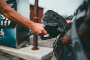 Carburanti, CNA: petrolio ai livelli di febbraio ma benzina e gasolio restano più cari del 14-16%