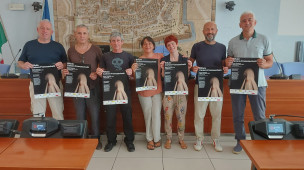 Pesaro, mostra “Rifiuto” al Museo Diocesano: arte e riflessione sul Patto Europeo su Migrazione e Asilo