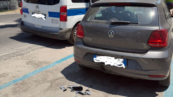 Incidente in viale Gramsci a Fano, motociclista finisce contro un'auto in sosta: trasportata in ospedale