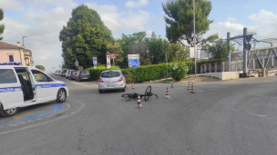 Incidente stradale a Fano, ciclista ferito nella rotatoria tra via Battisti e via Cavallotti