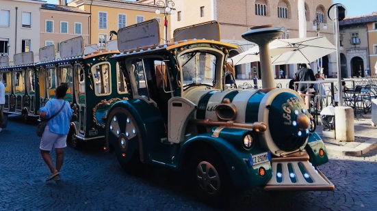 Fano, parte il trenino turistico: collega lungomare e centro storico ogni sera per tutta l'estate