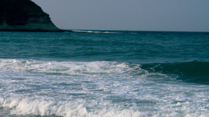 Poliziotto della Questura di Pesaro salva una donna in mare nel Salento: il plauso del ministro Piantedosi
