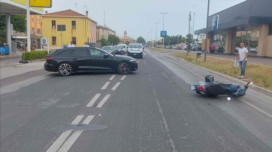 Incidente a Fano in via Pisacane: auto e scooter si scontrano, ferito un motociclista