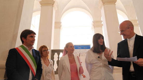Pesaro, il ministro Bernini visita lo Studentato di Palazzo Lazzarini: 70 posti letto per gli universitari