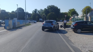 Incidente a Fano in via del Fiume: scontro con un'auto, motociclista portato in ospedale