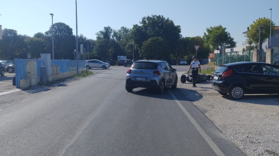 Incidente a Fano in via del Fiume: scontro con un'auto, motociclista portato in ospedale
