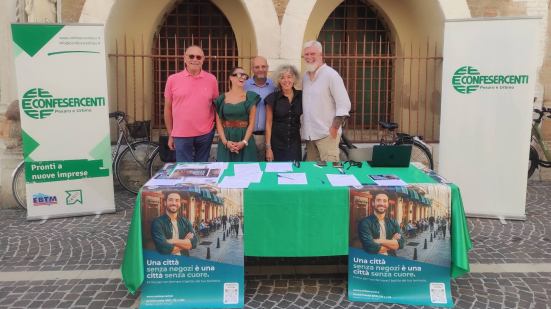 Confesercenti raccoglie 400 firme in poche ore per la proposta di legge a tutela dei negozi di prossimità