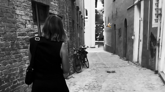 Pesaro, "The Untrue History": una visita guidata in inglese trasforma la città in un racconto teatrale