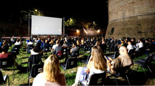 Cinema all'aperto a Pesaro, al via 30 serate sotto le stelle nel fossato di Rocca Costanza