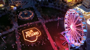Candele Sotto le Stelle 2026, Pesaro illuminata da migliaia di candele: successo sul lungomare