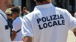Fano, anziana perde l’orientamento in zona mare: la Polizia Locale la ricongiunge alla figlia
