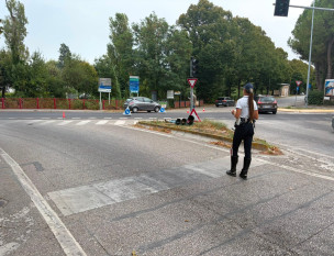 Fano, auto contro un semaforo in via dell’Abbazia: ferita una donna