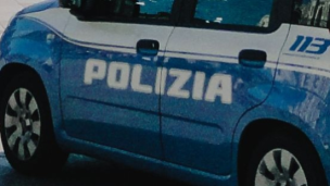 Inseguimento a Pesaro, auto rubata si schianta in via Poerio: tre giovani arrestati