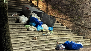 Pesaro, bidone dei rifiuti gettato nella notte nei pressi di Rocca Costanza - MMS riprista pulizia dell'area
