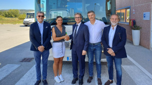 Fa scendere i passeggeri dopo la presenza di un uomo armato sul bus, Baldelli ringrazia l'autista Perla