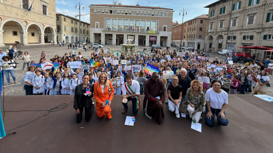 Lampada della Pace di Assisi a Pesaro, centinaia di studenti in piazza del Popolo
