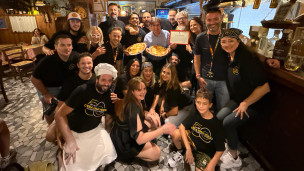Pesaro, 50 anni del ristorante “C’era una volta”: il sindaco consegna il Plauso della Città