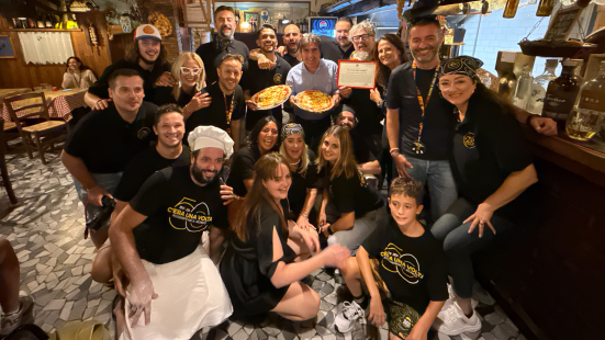 Pesaro, 50 anni del ristorante “C’era una volta”: il sindaco consegna il Plauso della Città
