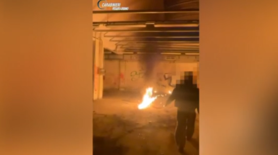 Pesaro, testavano molotov artigianali in un capannone: perquisizioni e sequestri per quattro giovani