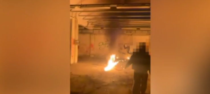 Pesaro, testavano molotov artigianali in un capannone: perquisizioni e sequestri per quattro giovani