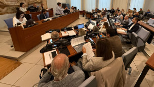 Consiglio comunale Pesaro, sì al DUP 2027-2029: scuola, investimenti e bilancio