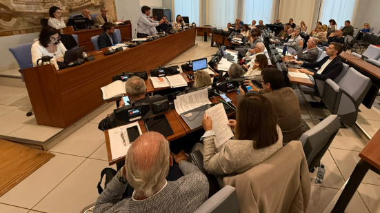 Consiglio comunale Pesaro, sì al DUP 2027-2029: scuola, investimenti e bilancio
