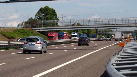 Tragedia sfiorata questa mattina sulla A14, camion finisce sullo spartitraffico