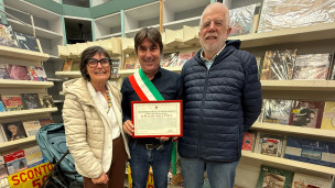 Pesaro, il Plauso della Città ad Antonio Bonali e Paola Lillo: chiude la storica libreria dopo 47 anni