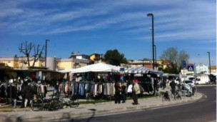Pesaro, mercato di San Decenzio: il centrodestra chiede di sospendere il trasferimento di 28 banchi