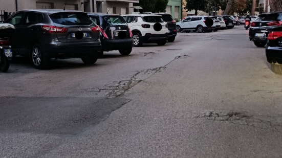 Pesaro, degrado a Pantano: buche, marciapiedi dissestati e asfaltature incomplete. La denuncia di Valdinocci