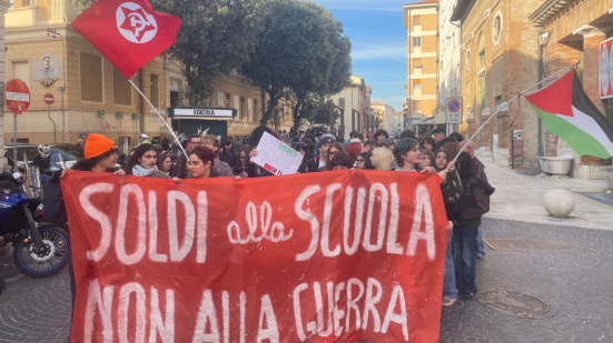Pesaro, studenti in corteo per la scuola pubblica: il Fronte della Gioventù Comunista annuncia l’adesione allo sciopero del 30 ottobre